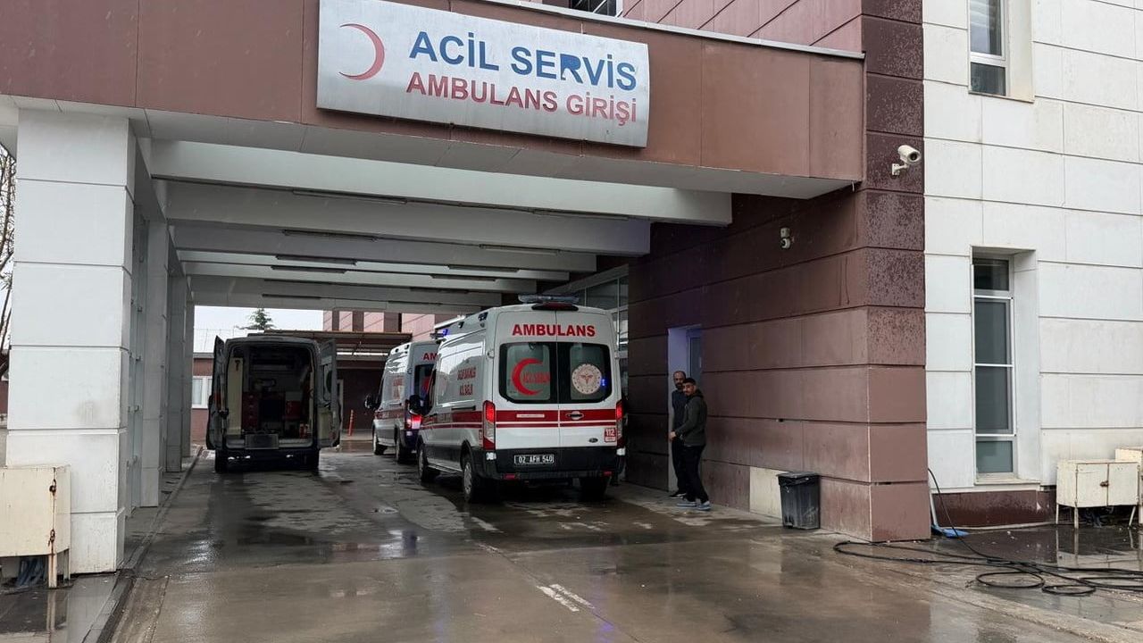 Adıyaman'da 4. kattan atlayan 20 yaşındaki N.K., çamaşır iplerine takılarak yaralandı