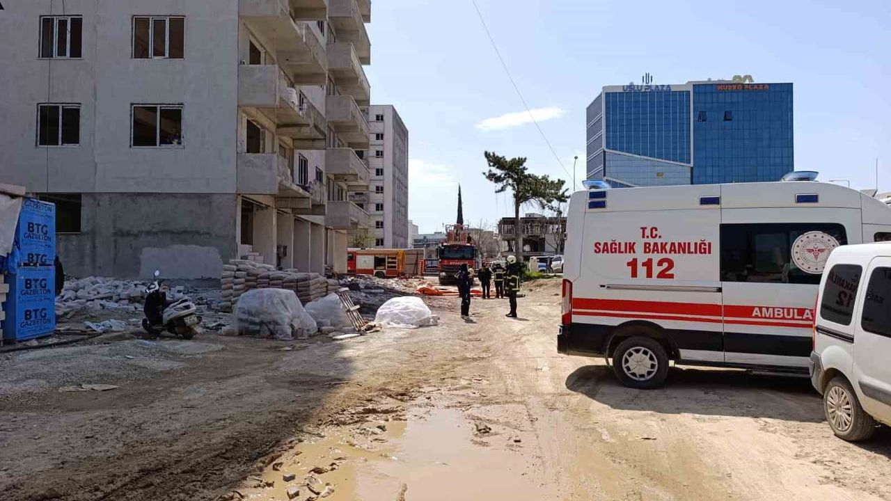 Adıyaman'da 9 katlı binanın çatısına çıkan Y.B. ekiplerce ikna edilerek indirildi