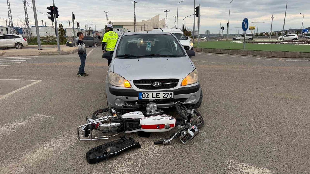 Adıyaman'da Atatürk Bulvarı'nda motosiklet ile otomobil çarpıştı: 1 yaralı
