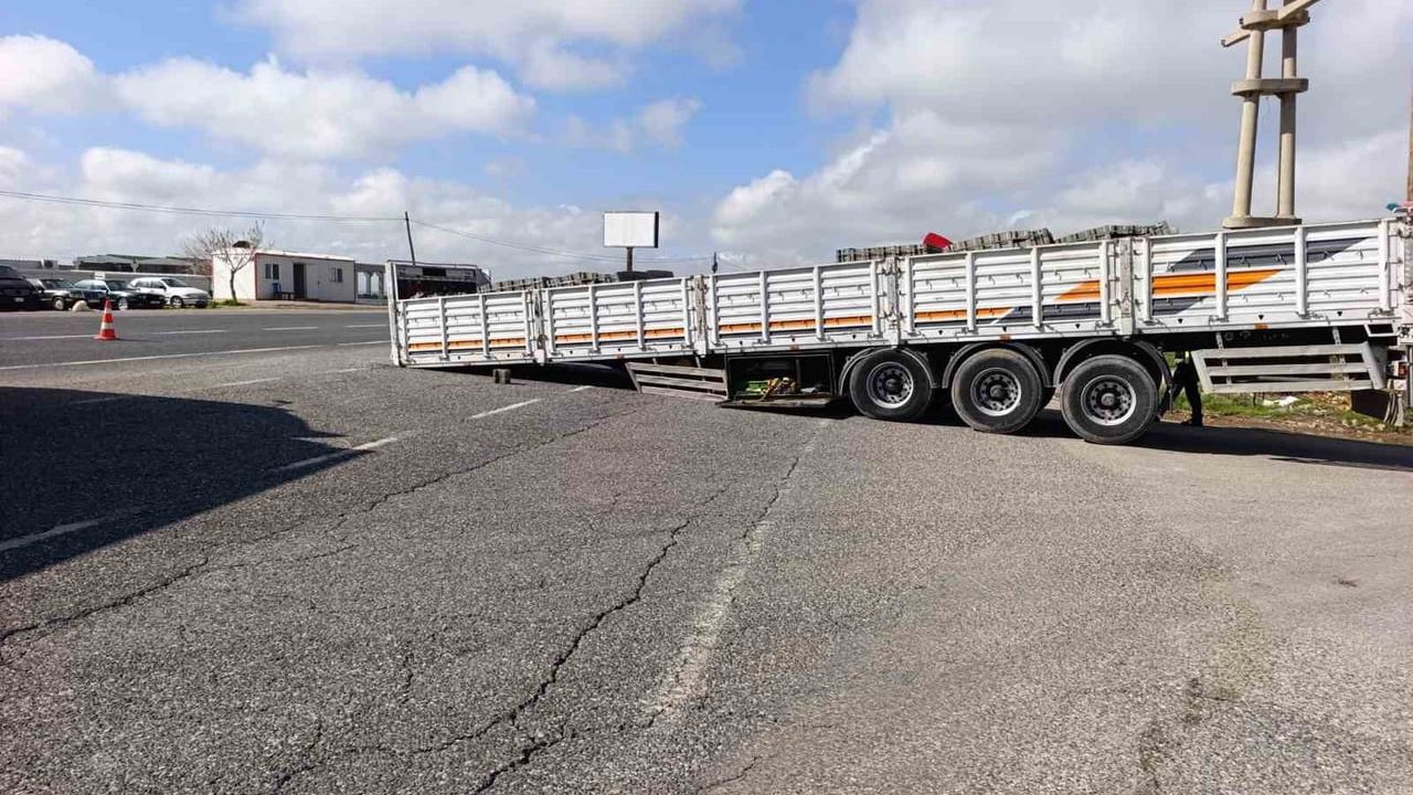 Adıyaman'da çekicisinden ayrılan tır dorsesi trafiği kapattı