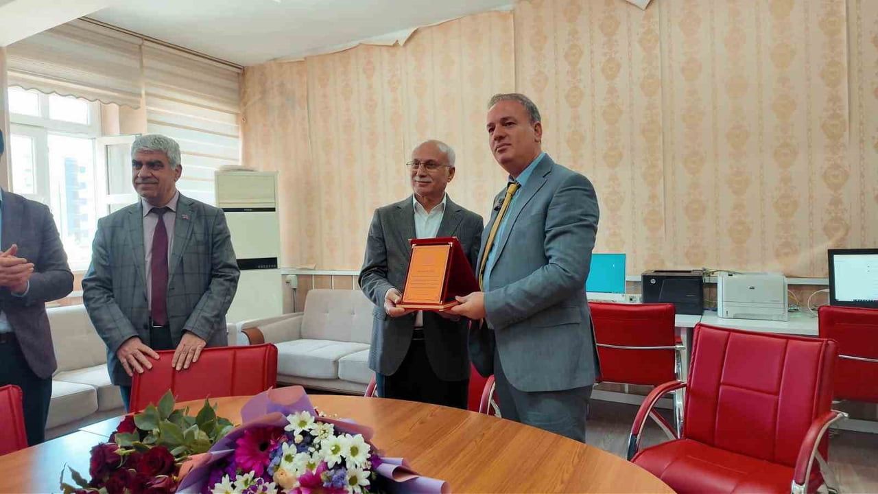 Adıyaman'da emekliye ayrılan okul müdürü Bekir Tunç için veda programı