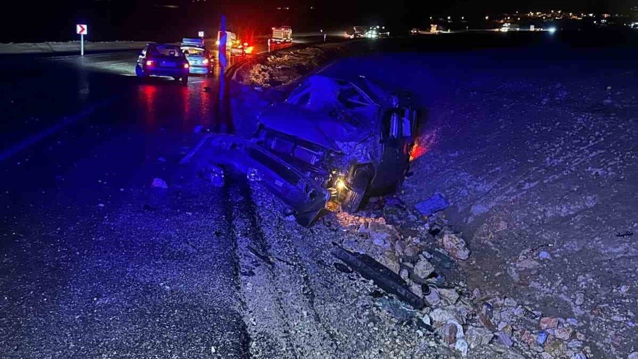 Adıyaman'da hafif ticari araç şarampole yuvarlandı; iki kişi yaralandı