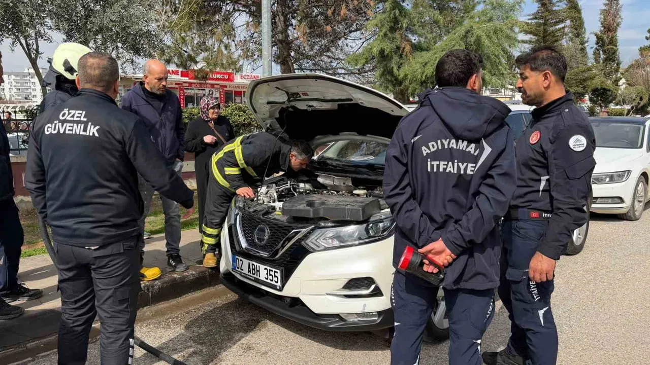 Adıyaman'da hastane bahçesindeki park halindeki otomobilden duman çıktı