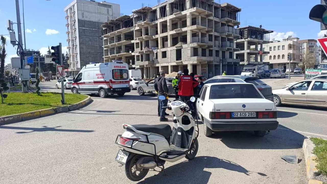 Adıyaman'da kavşakta kaza: İki otomobille çarpışan motosiklet sürücüsü yaralandı