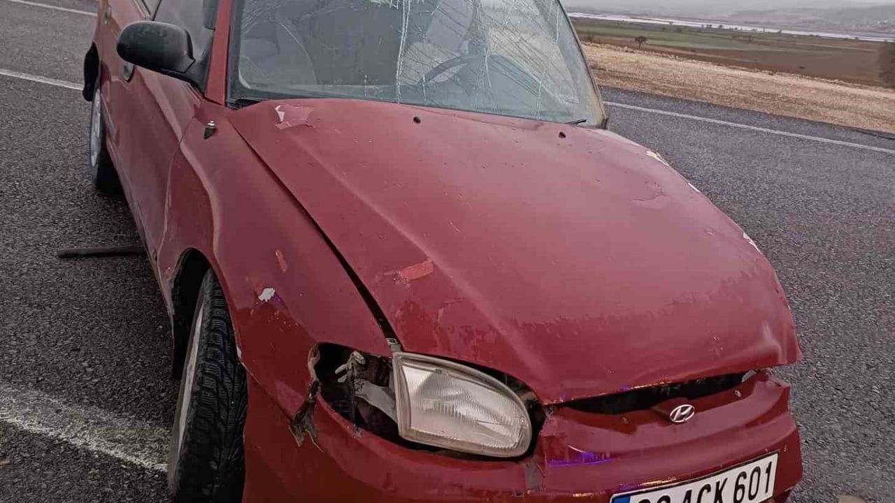 Adıyaman'da kaygan yol nedeniyle karşı şeride geçen araç çarpıştı: 2 yaralı