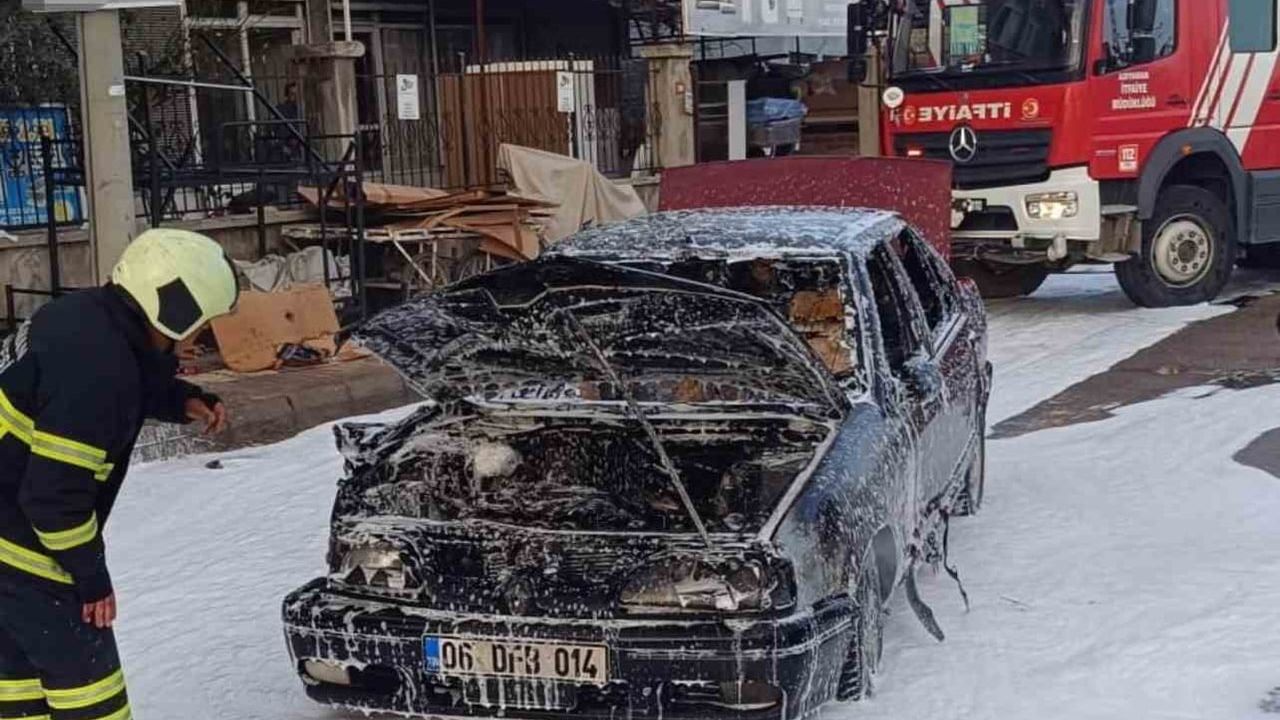 Adıyaman'da Seyir Halindeki Otomobilin Motorunda Yangın Söndürüldü
