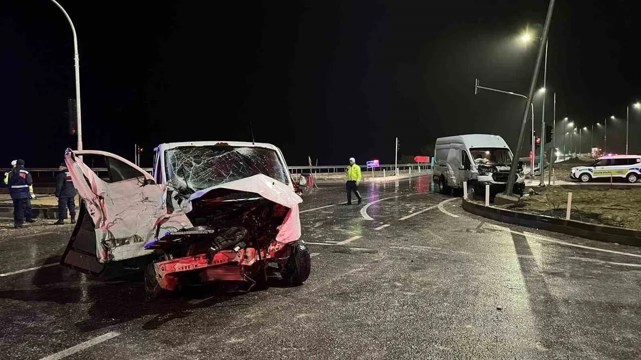 Adıyaman'da zincirleme trafik kazası: İki minibüs ve kamyon çarpıştı, 4 yaralı