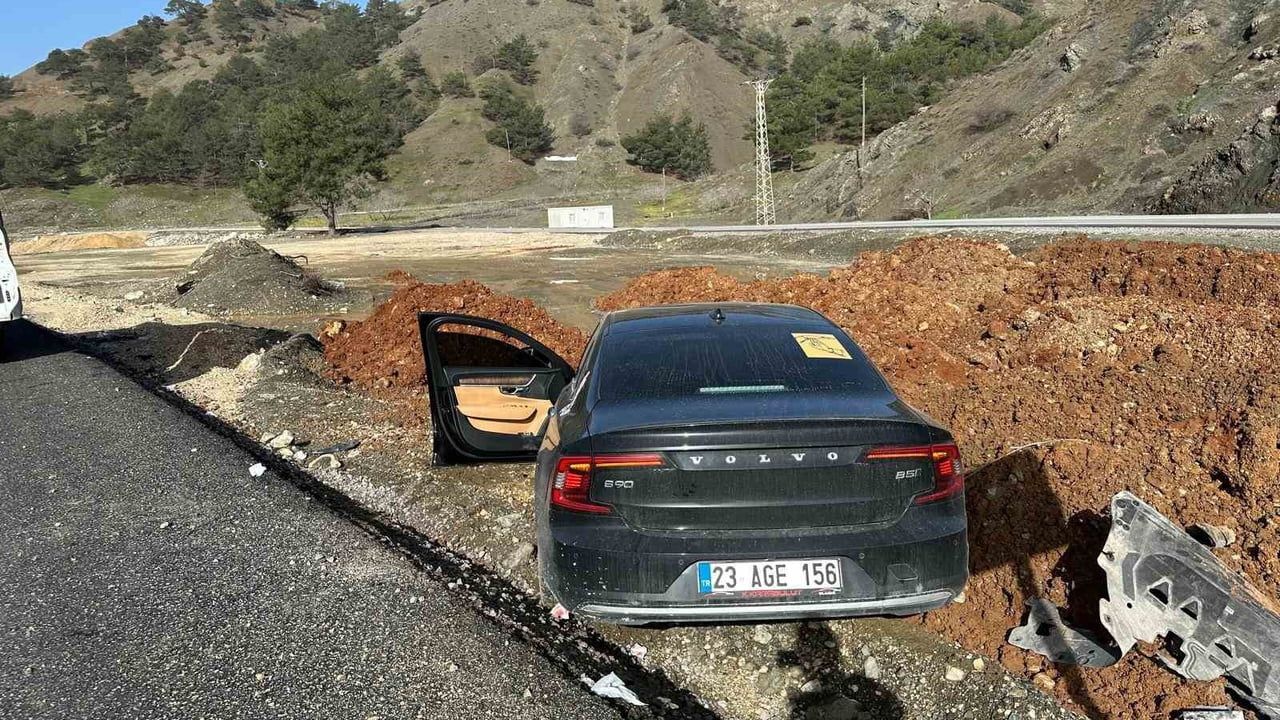 Adıyaman Gölbaşı'nda kontrolden çıkan lüks otomobil yol kenarına savruldu; 1 yaralı