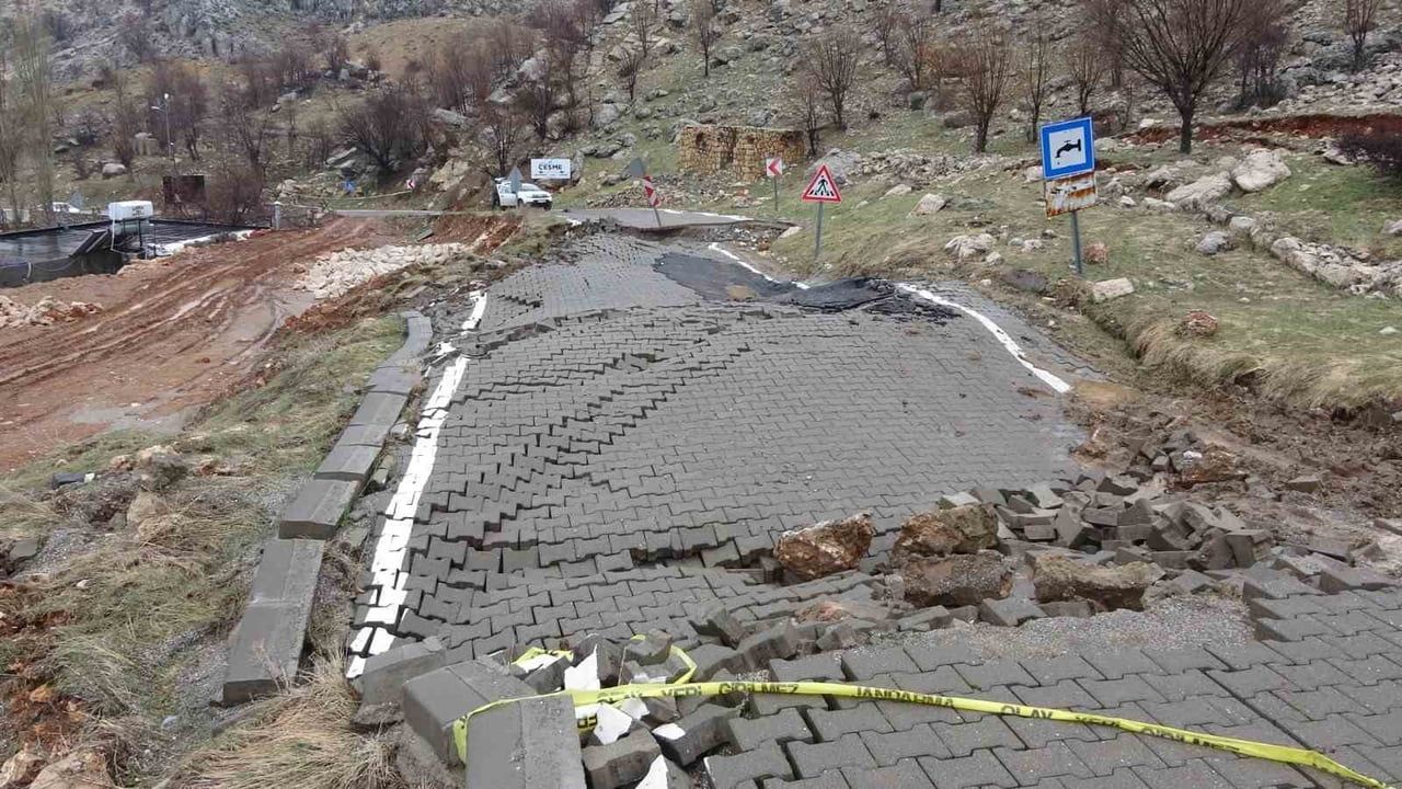 Adıyaman Kahta'da Nemrut Dağı yolunda heyelan meydana geldi