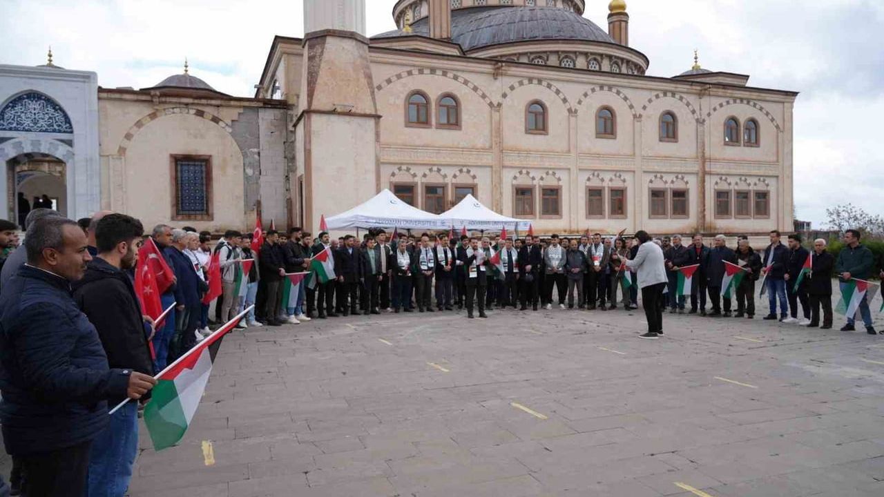 Adıyaman Üniversitesi öğrencilerinden Hısn-ı Mansur Camii önünde Filistin’e destek açıklaması