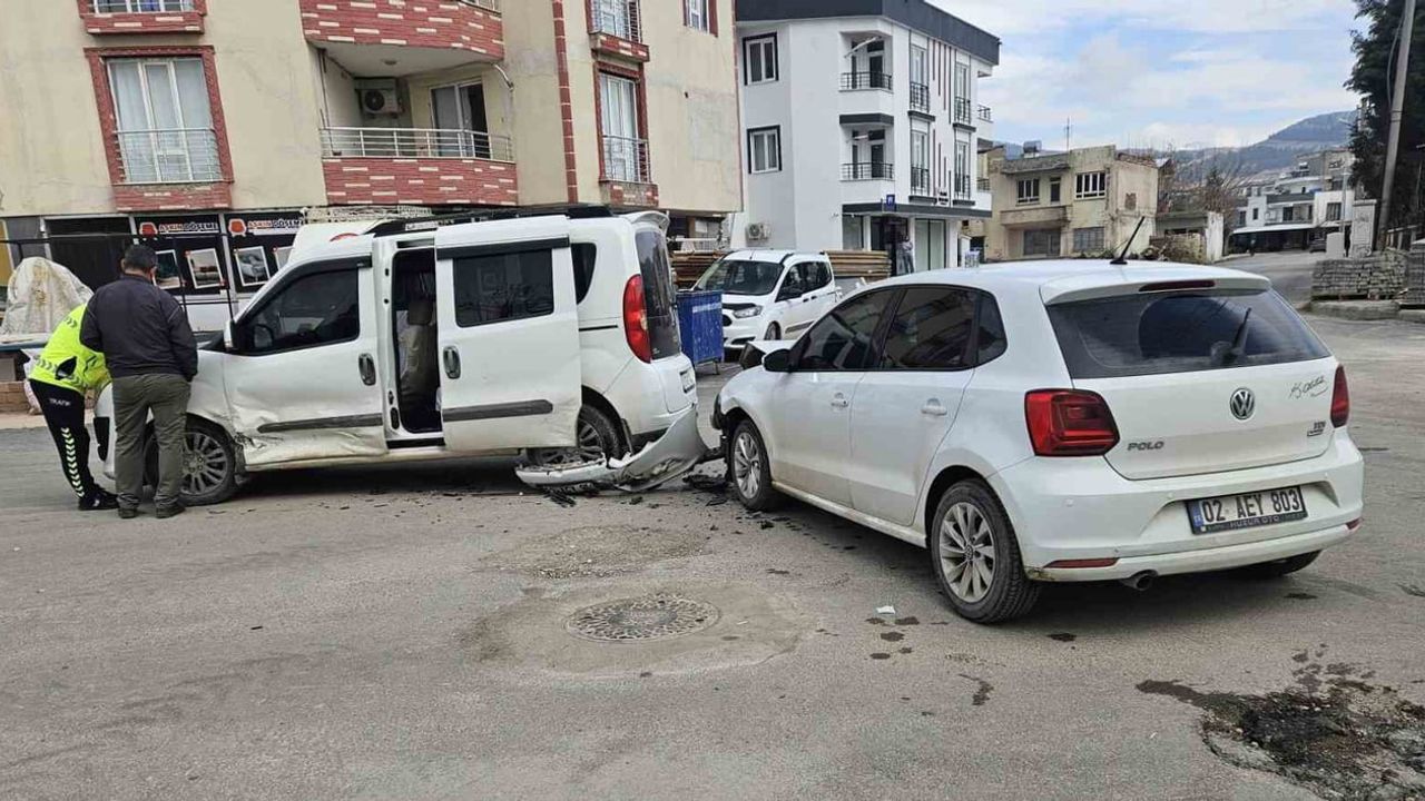 Adıyaman Yeni Mahalle'de otomobil ile hafif ticari araç çarpıştı: 1 yaralı