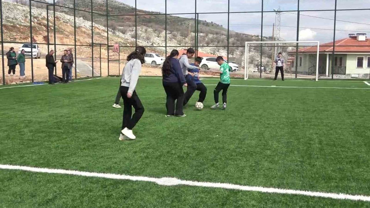 Adıyaman Zey Köyünde Halı Saha Açıldı: Depremzede Çocuklara Spor Alanı