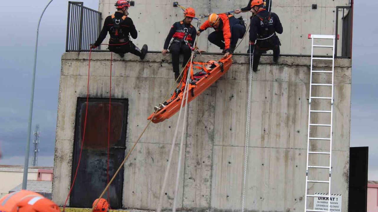 AFAD ve OSB İtfaiye Müdürlüğü Kayseri'de kayadan düşme müdahale eğitimi düzenledi