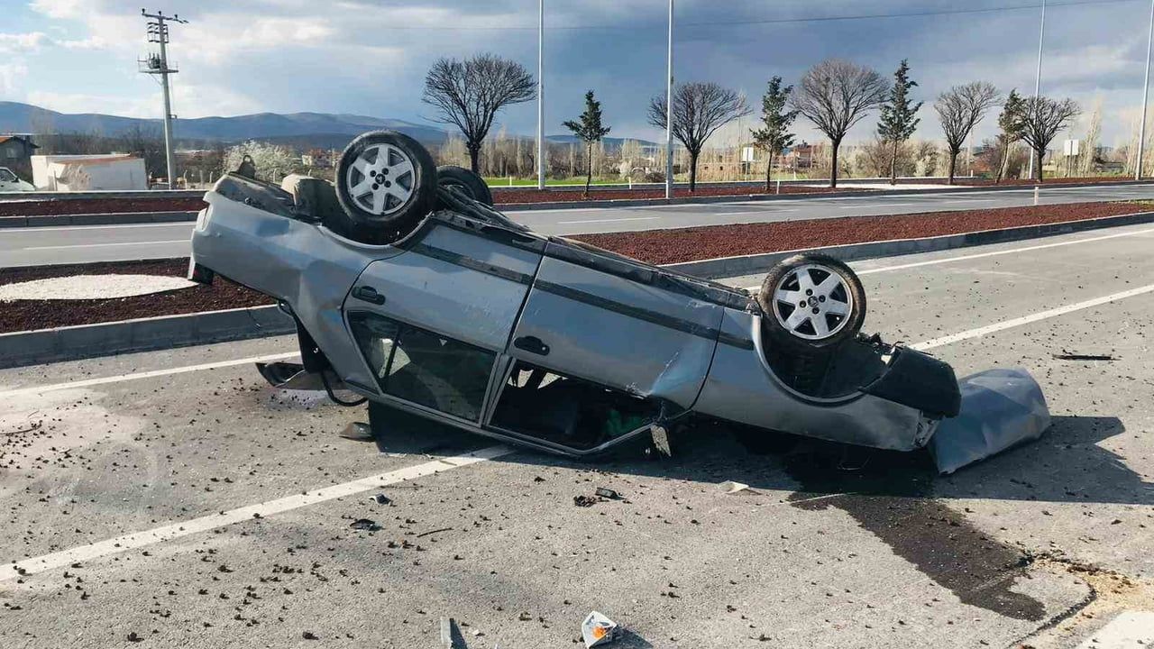Afyonkarahisar Bolvadin girişinde trafik kazası: Bir otomobil yaklaşık 150 metre sürüklendi