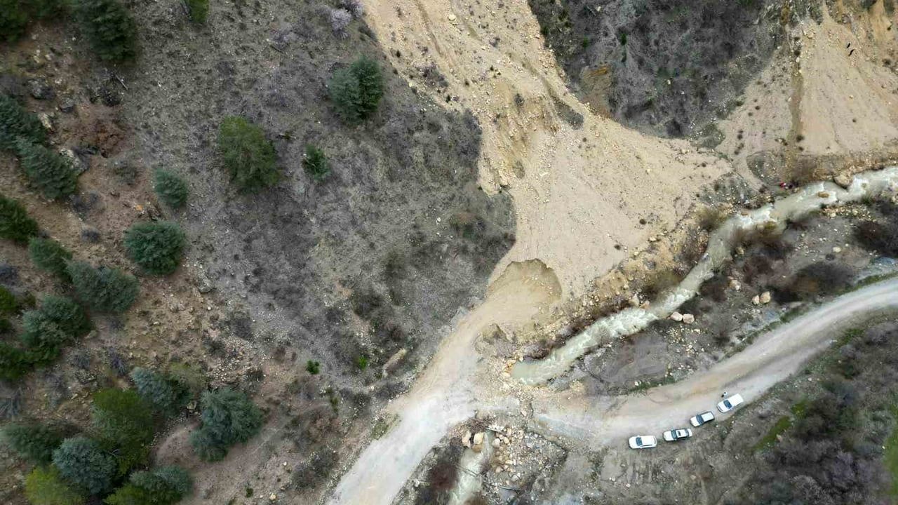 Afyonkarahisar Çay'da Heyelan: Baraj Çevresinde Toprak Kayması ve Yol Kapanması