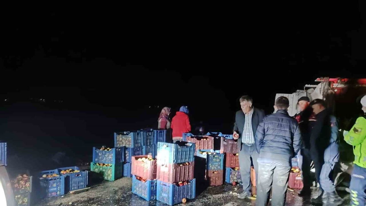 Afyonkarahisar’da devrilen kamyonetten yola saçılan elmaları köylüler topladı
