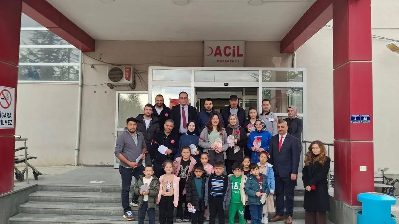 Afyonkarahisar'da Dünya Sağlık Haftası: Çobanlar'da minik öğrenciler sağlık çalışanlarını onurlandırdı