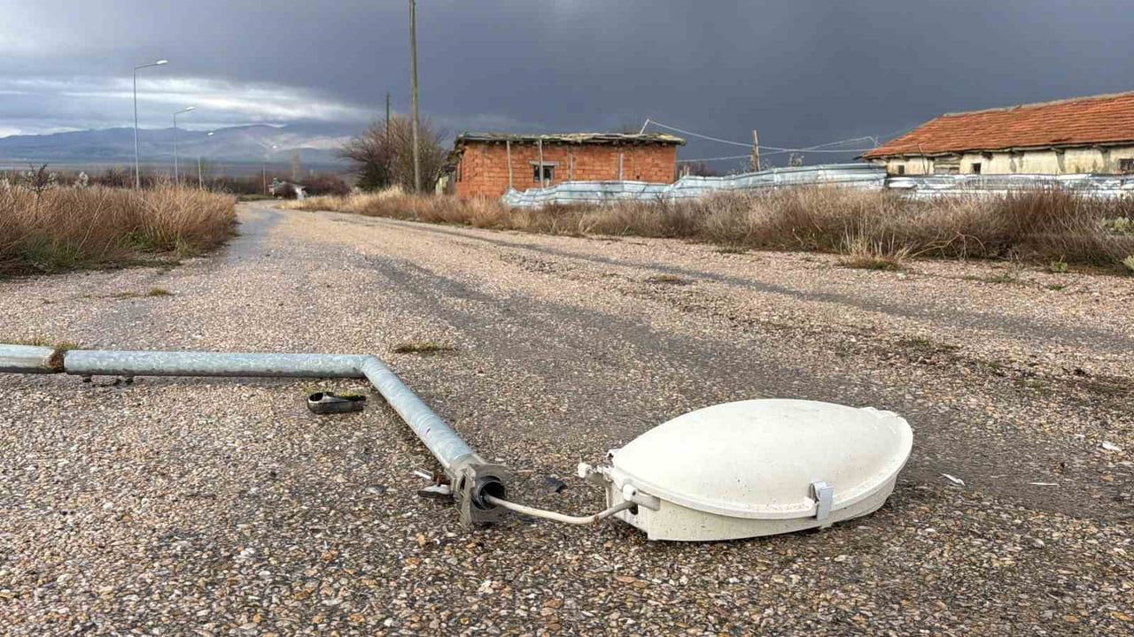 Afyonkarahisar'da Eber köyünde toprak aşınması sonucu aydınlatma direği yola devrildi