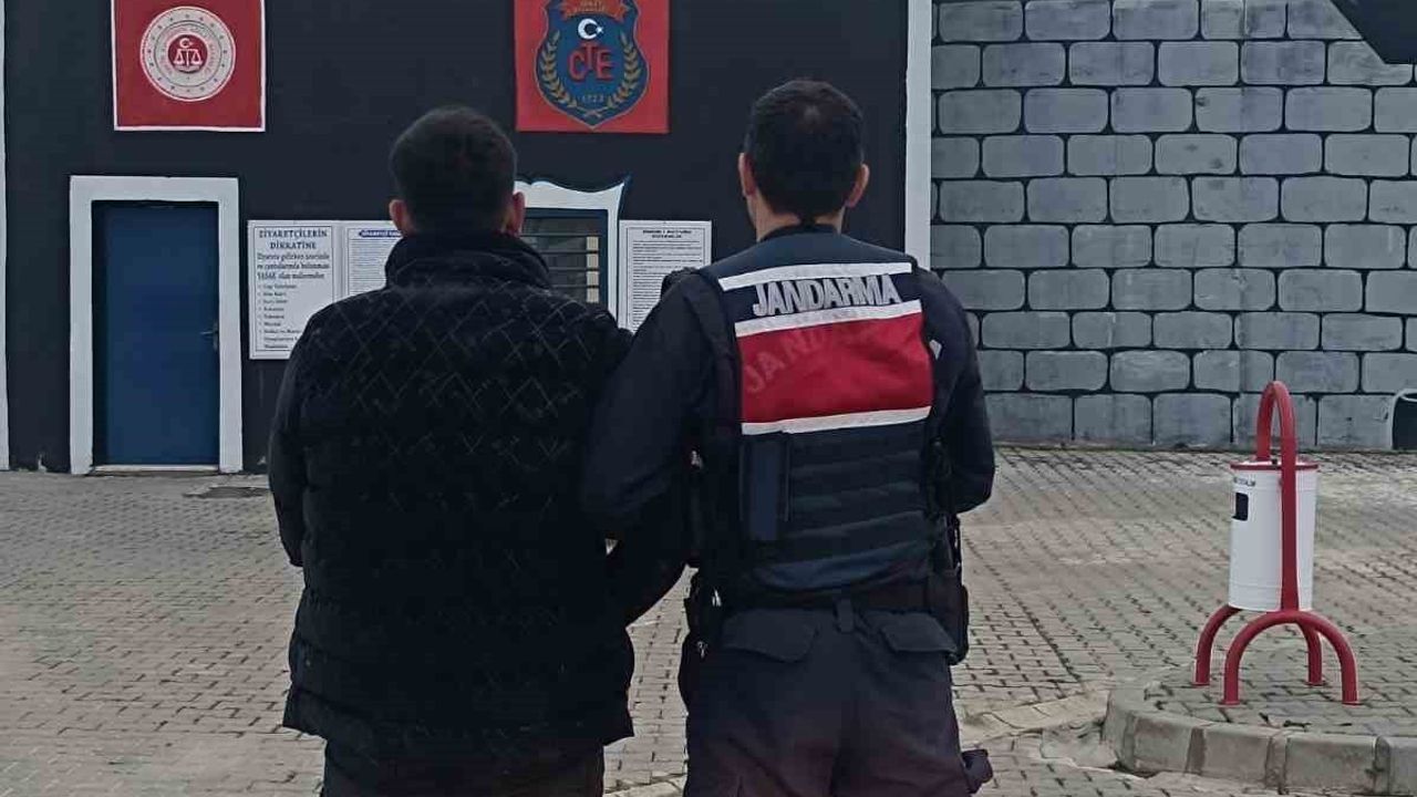 Afyonkarahisar'da Hırsızlıktan Aranan Şahıs Jandarma Takibiyle Yakalandı
