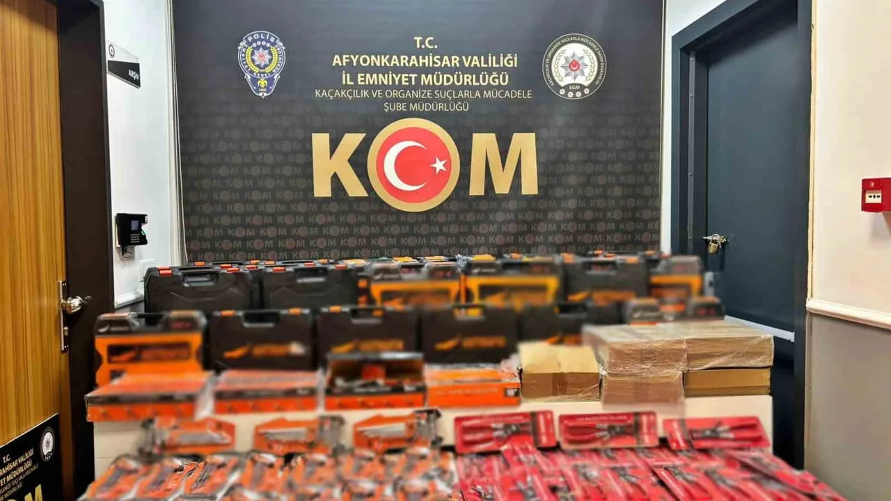 Afyonkarahisar'da İki Araçta Kaçak Hırdavat ve Uyuşturucu Hap Ele Geçirildi