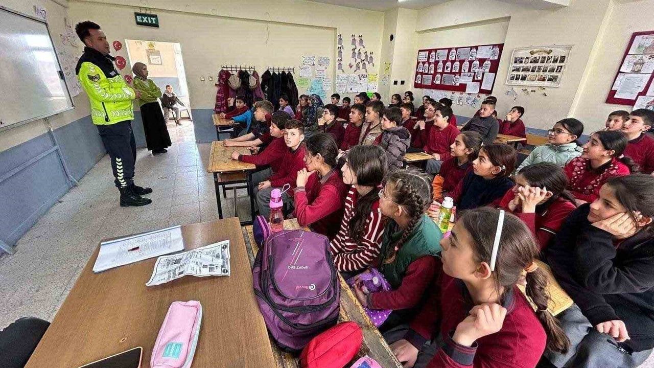 Afyonkarahisar'da jandarma 6 ilçede öğrencilere trafik eğitimi verdi