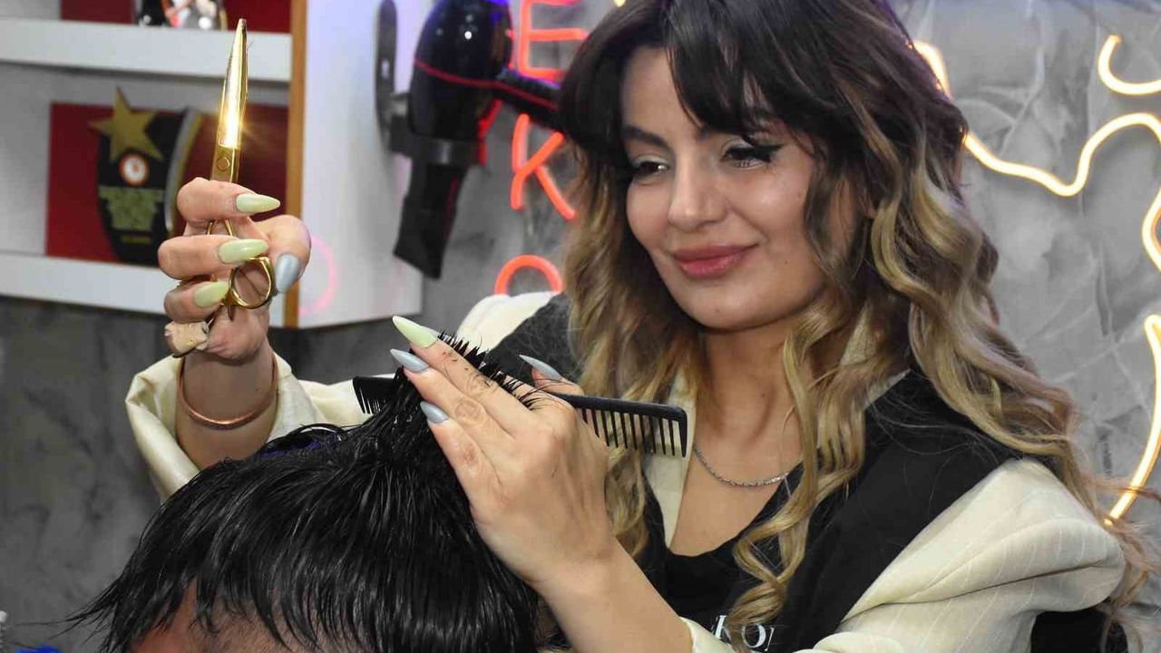 Afyonkarahisar'da kadın ustadan üç yıldır erkek berberliği: Özge Koç'un hikayesi