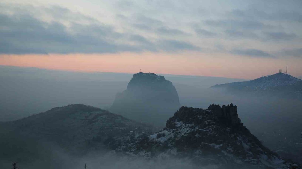 Afyonkarahisar'da Karahisar Kalesi'nin Sis Altındaki Gün Doğumu Görüntüleri