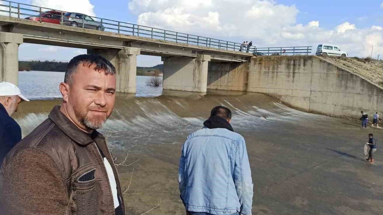 Afyonkarahisar'da Örenler Barajı tahliyesinde sürüklenen binlerce balık vatandaşlarca toplandı