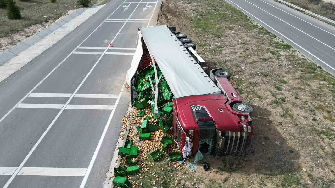 Afyonkarahisar'da patates yüklü tır devrildi: 3 yaralı, büyük maddi hasar
