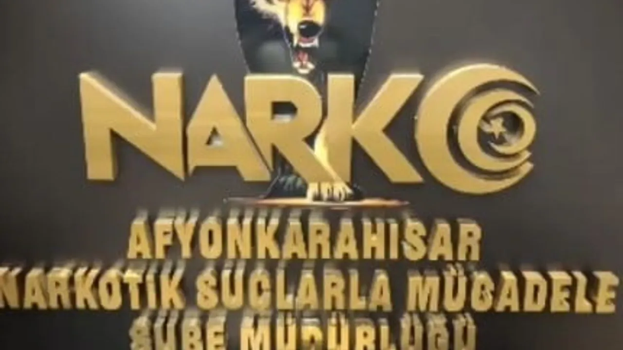 Afyonkarahisar'da polis, araçtaki elektronik bölmede gizlenmiş 2 kilo uyuşturucu ele geçirdi