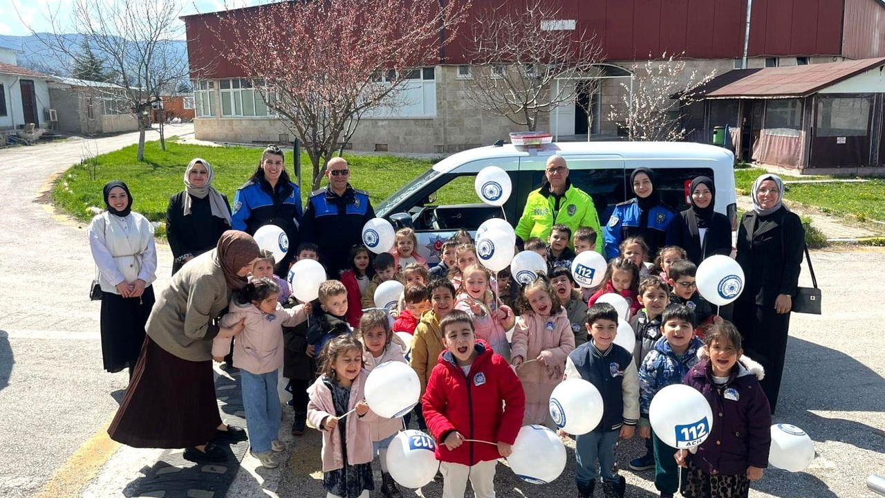 Afyonkarahisar'da polisten anaokulu öğrencilerine meslek tanıtımı ve güvenlik eğitimi