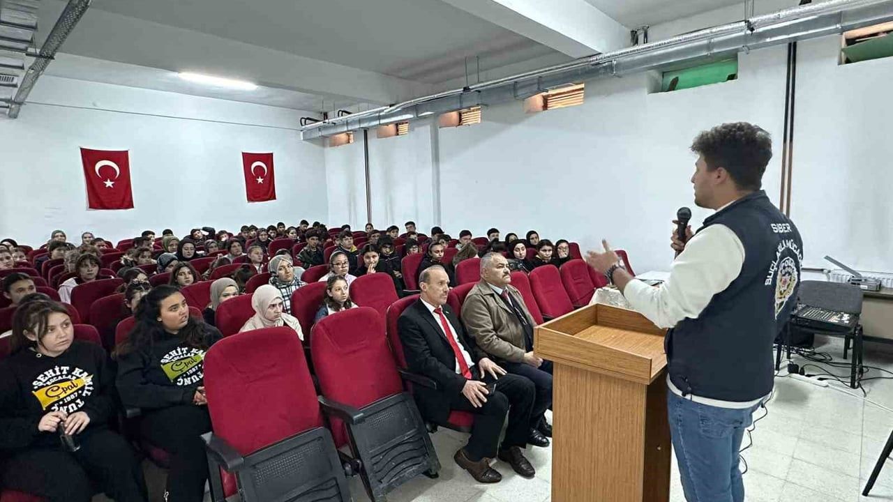 Afyonkarahisar'da SİBERAY Programı Kapsamında Öğretmen ve Öğrencilere Siber Güvenlik Eğitimi