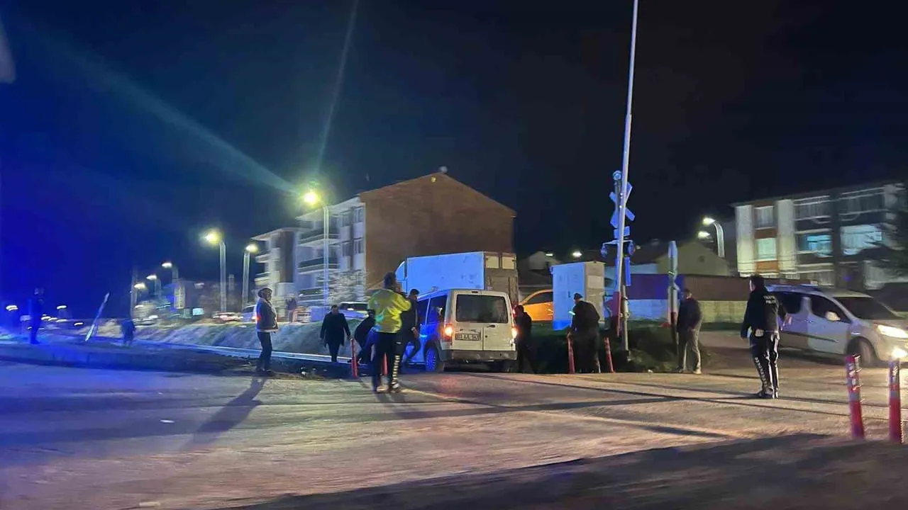 Afyonkarahisar'da yolu karıştıran sürücü hafif ticari araçla raylara girdi