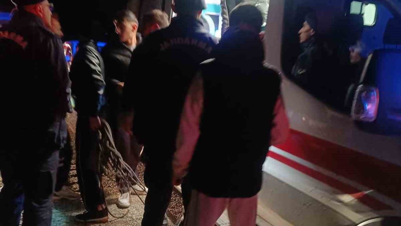 Afyonkarahisar’da yolunu kaybeden sürücü çayı geçmeye çalışırken mahsur kaldı, itfaiye kurtardı