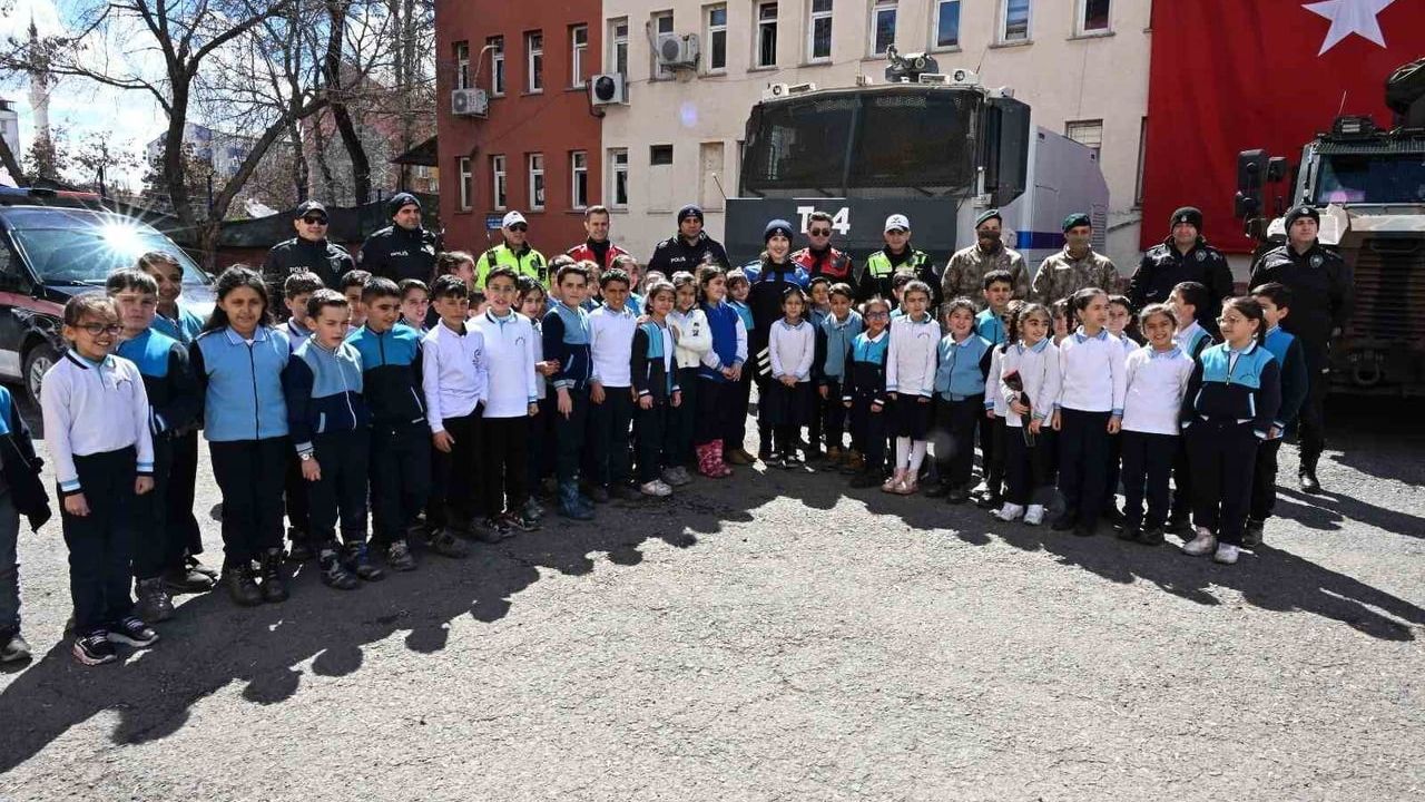 Ağrı'da İstiklal İlkokulu Öğrencileri Polis Haftası'nda İl Emniyet Müdürlüğünü Ziyaret Etti