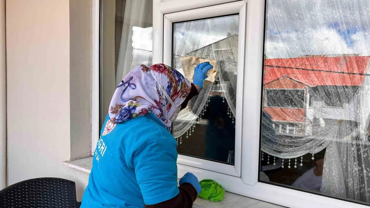 Ağrı'da Vefa Projesi kapsamında 1.058 vatandaşa evde temizlik hizmeti