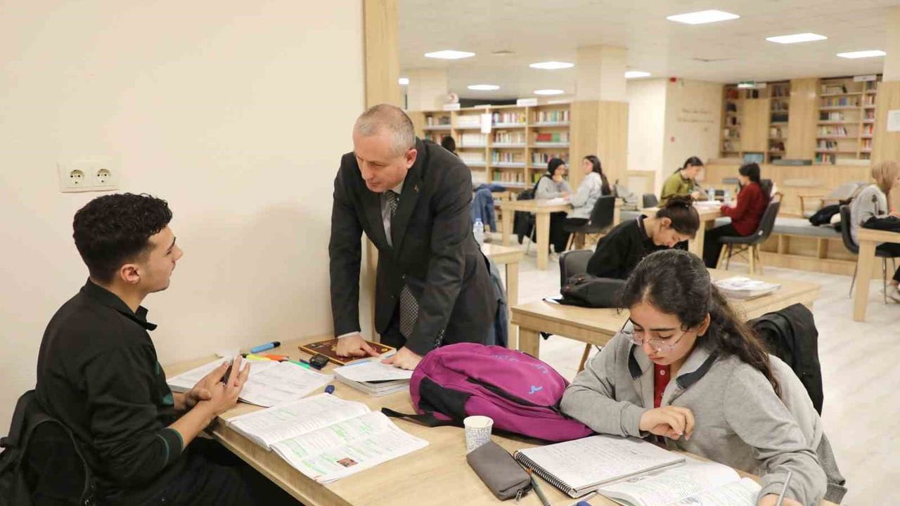 Ağrı'da YKS hazırlıkları yerinde incelendi: Hasan Kökrek liselerde öğrencilerle buluştu