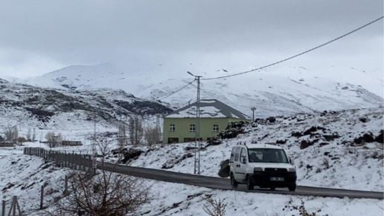 Ağrı Patnos'ta Nisan ayında kar: Yüksek kesimler beyaza büründü