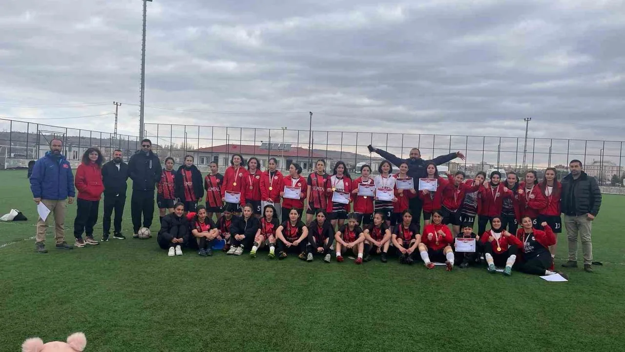 Ağrı Spor Lisesi Kız Futbol Takımı Türkiye Finallerine Yükseldi