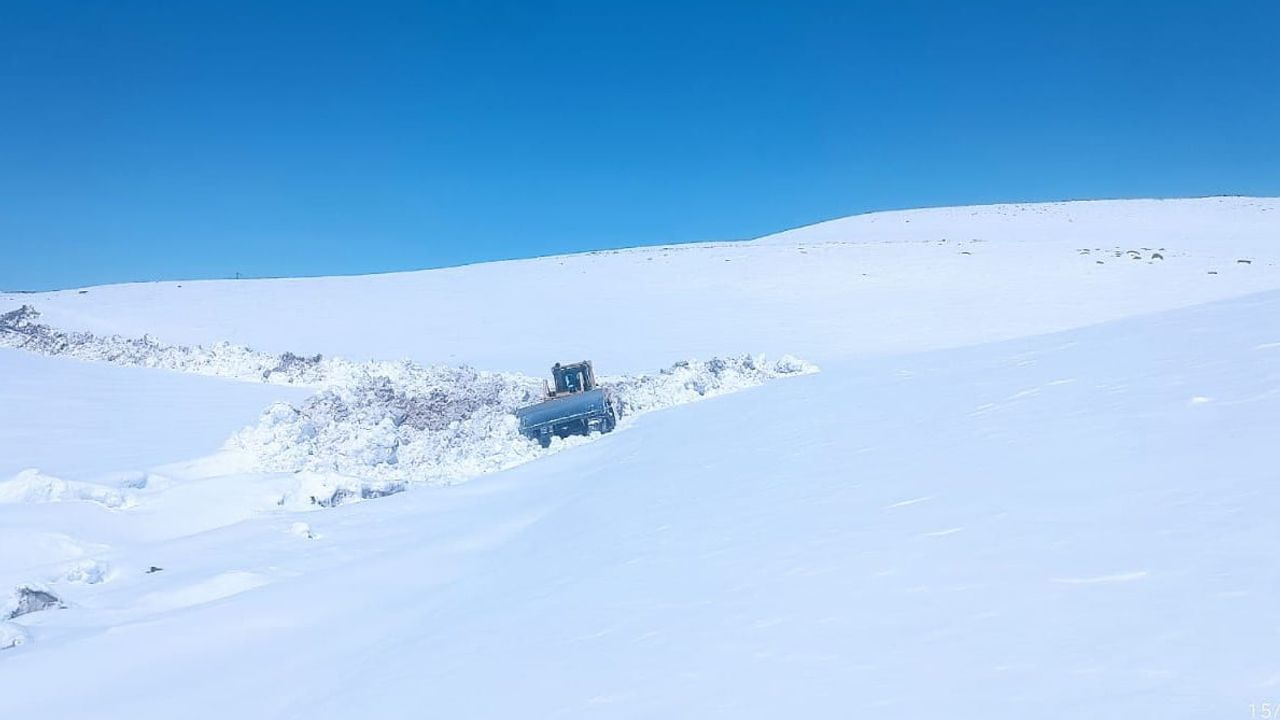 Ağrı Taşlıçay Gündoğdu Köyünde Nisan Ortasında Kar ve Tipi Yolu Kapattı, Ekipler Ulaşımı Sağladı