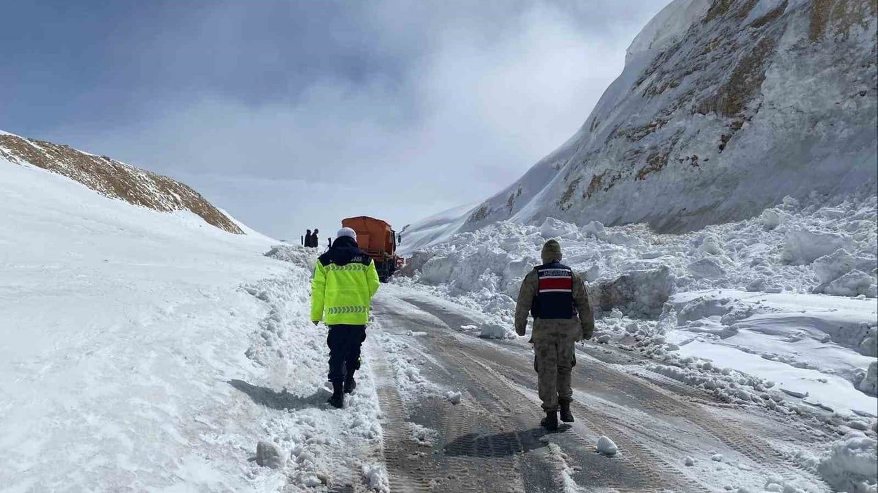 Ahlat–Malazgirt kara yolu çığın temizlenmesiyle yeniden ulaşıma açıldı