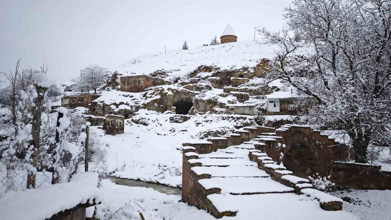 Ahlat'ta Nisan Karı: Tarihi Mekanlar Beyaz Örtüyle Farklı Görünüme Kavuştu