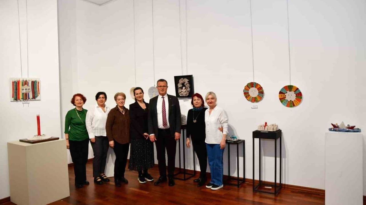 Ahmet Öküzcüoğlu, 'Umuda Yolculuk' sergisinin açılışında ablasına ve çocuklara destek verdi