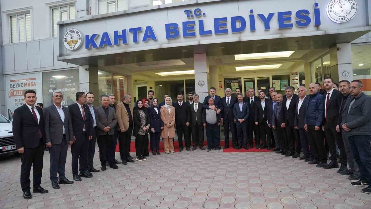AK Parti Adıyaman Milletvekilleri Kahta Belediye Başkanı Mehmet Can Hallaç'ı Ziyaret Etti