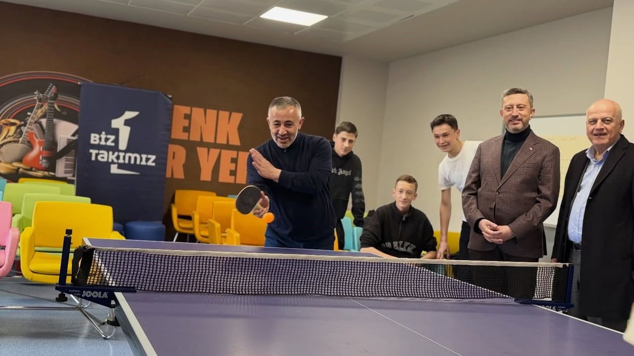 AK Parti Bilecik İl Başkanı Serkan Yıldırım Bozüyük Gençlik Merkezi'nde gençlerle buluştu