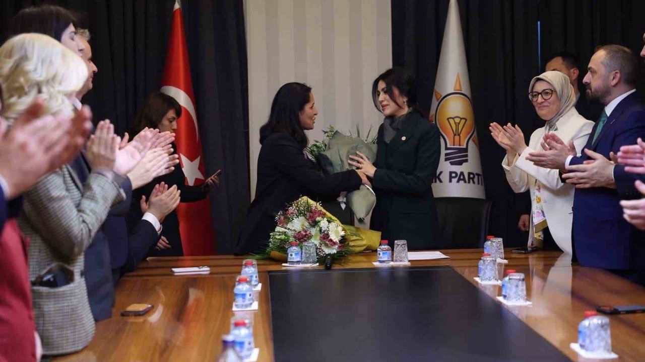 AK Parti’de devir teslim: Nilhan Ayan Çevre ve Şehircilik Başkanlığı görevine başladı