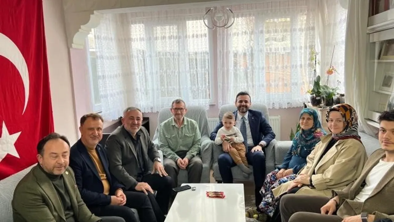AK Parti heyeti Osmaneli'de şehit Osman Er'in ailesini ziyaret etti