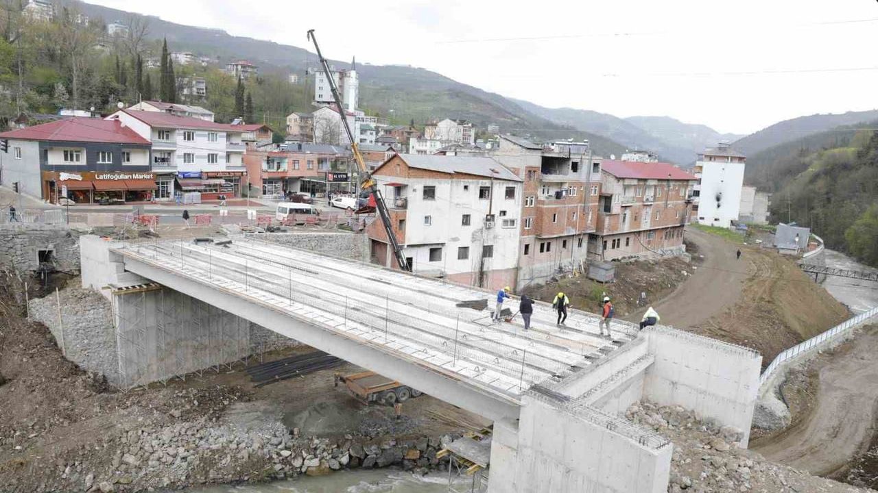 Akçaabat’ta Dörtyol-Akpınar-Erikli ulaşımını güçlendirecek köprü tamamlanma aşamasında