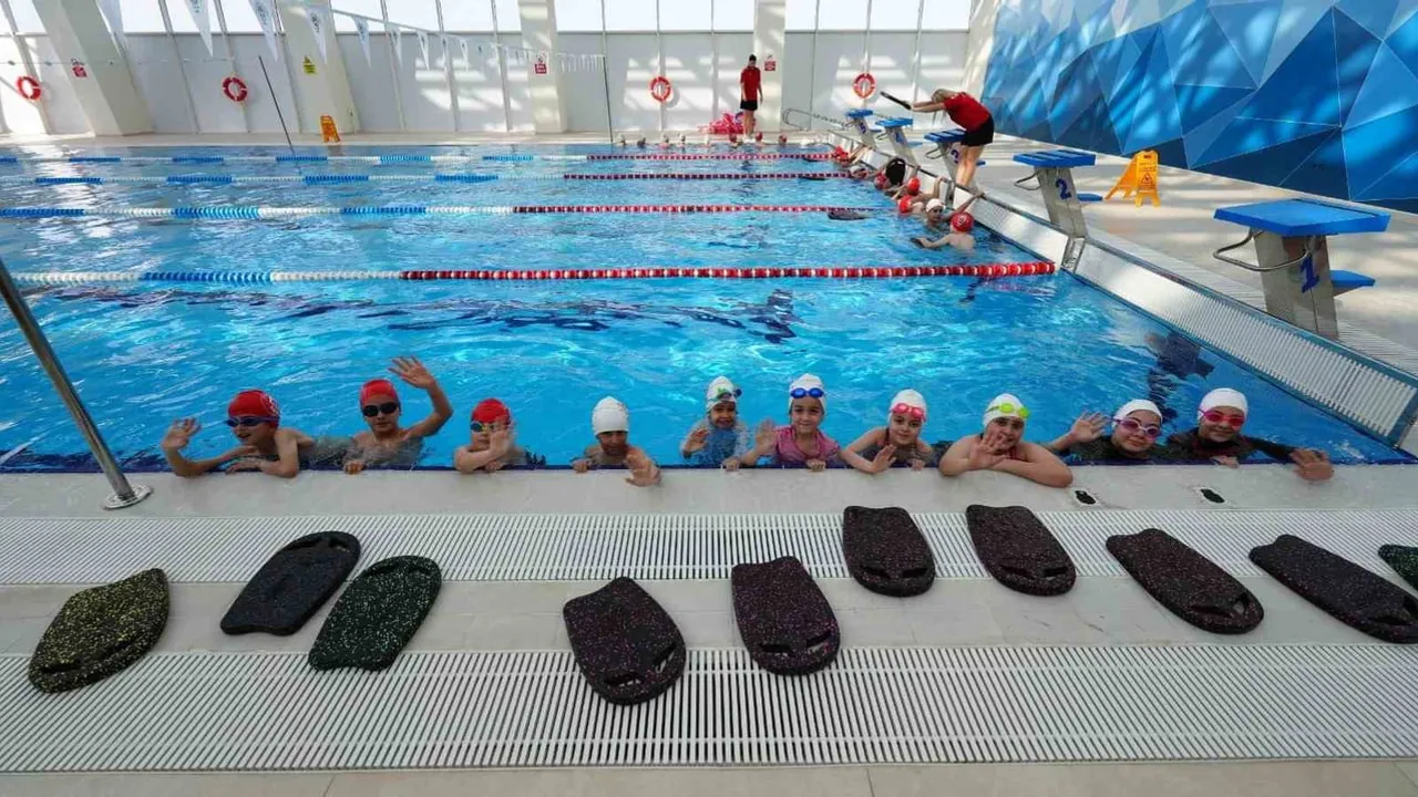 Akçaabat’ta Yarı Olimpik Havuzda Çocuklara Yönelik Yüzme Kursları — Başkan Ekim Ziyareti