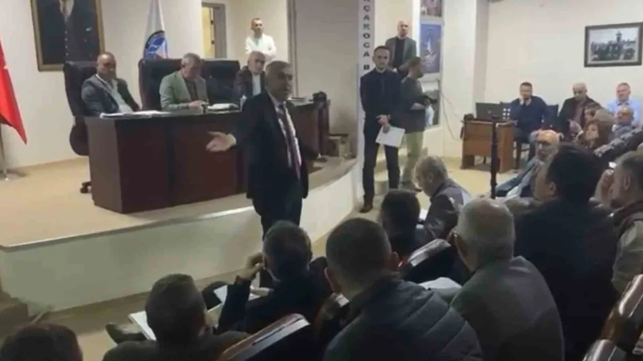 Akçakoca Belediye Meclisi'nde denetim raporu tartışması: Toplantı ertelendi